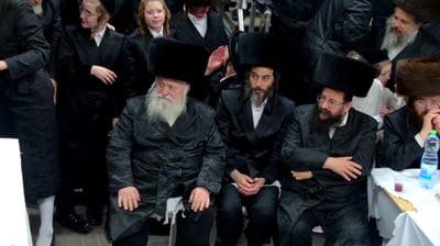 ח"כ גולדקנופף ומוטי בבצ'יק בטיש חול המועד אצל האדמו"ר מדז'יקוב ויז'ניץ | צילום: משה מזרחי