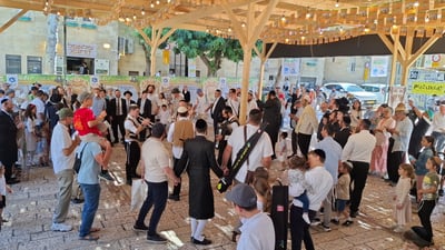 סוכת החזון איש ברחבת בית הכנסת החורבה בירושלים