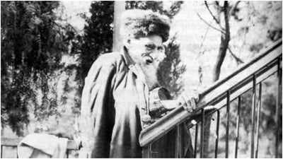 הגאון הצדיק רבי איצ'לה בלאזר זצוק"ל בגרם המדרגות ההיסטורי