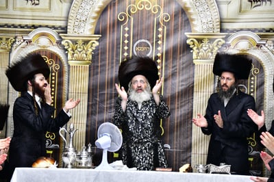 האדמו"ר מזוטשקא אמסנא שליט"א בשמחת בית השואבה | צילום: שוקי לרר