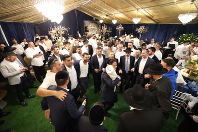 הכנסת ספר תורה בסוכה • צילום: שלומי כהן