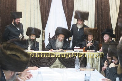 האדמו"ר משבט הלוי שליט"א בטיש חול המועד סוכות | צילום: מ. אדלר