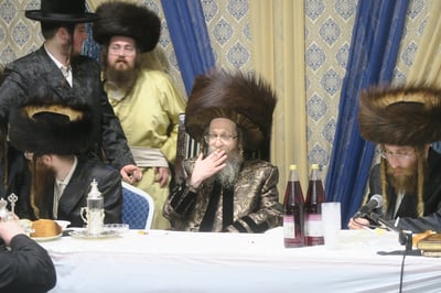 האדמו"ר מקרעטשניף סיגעט שליט"א בטיש חול המועד סוכות