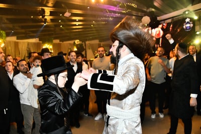 האדמו"ר ממעז'בוז' שליט"א בריקוד עם בנו מושי בשמחת בר המצווה