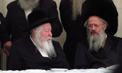 האדמו"ר מגור שליט"א עם מזכירו הרה"ח ר' יצחק ברוידא