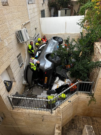 צנחה מגובה 5 מטרים לגינה: חולצה בהכרה מלאה