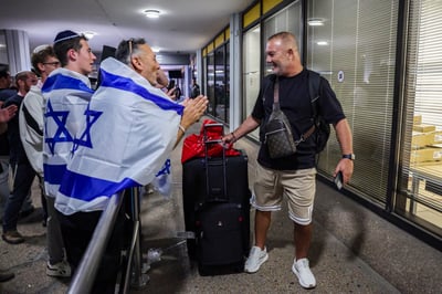 הנוסעים שניצלו נוחתים בארץ