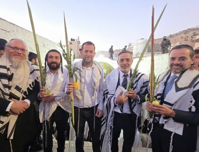 ראש מועצת שומרון יוסי דגן וחברי הכנסת צבי סוכות, אוריאל בוסו וארז מלול בקבר יוסף הבוקר