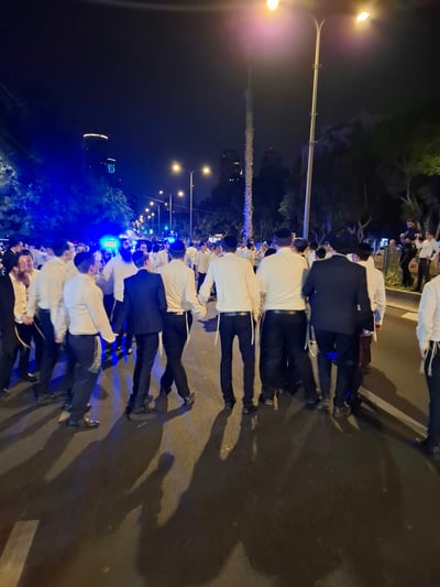 מאות בחורים חילצו בן ישיבה ממעצר ופצחו בריקודים על הכביש