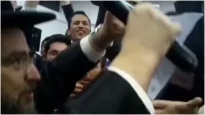 ראש ישיבת 'לנדא' קרע צו גיוס בהקפות השניות
