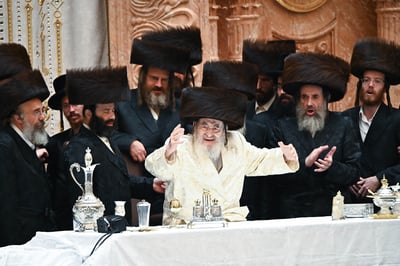 האדמו"ר מויז'ניץ שליט"א בנעילת החג שמחת תורה | צילום: שוקי לרר