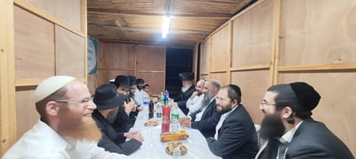 שמחת חג בסוכת הגאון הרב מנחם מנדל נחשון