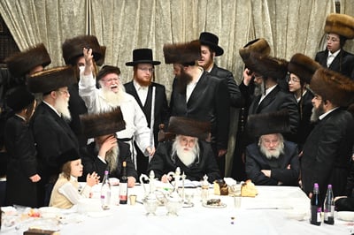 האדמו"ר ממכנובקא בעלזא שליט"א בטיש נעילת החג | צילום: שוקי לרר