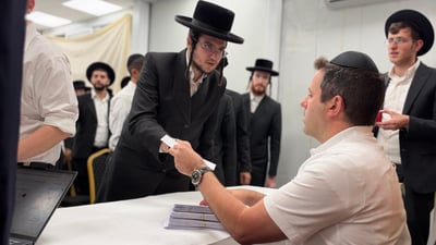 96 בני ישיבה ואברכים קיבלו מענק של 500 דולר לאחר מאסרם