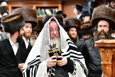 הקפות שניות בחצר הקודש ביאלה | צילום: שוקי לרר