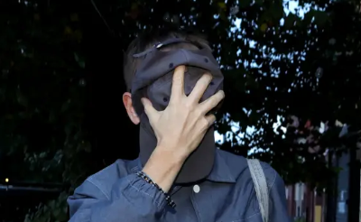 המורה מסתיר את פניו מהתקשורת