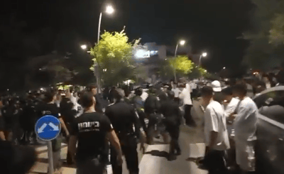 מאות הפגינו במודיעין ומנעו מעצר בן ישיבה | השוטרים הצבאיים נמלטו