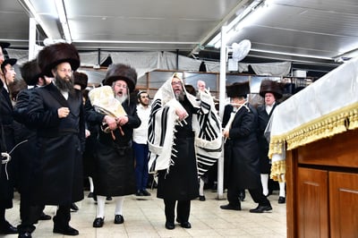 הקפות שניות בחצר הקודש סקולען ירושלים | צילום: שוקי לרר