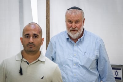 אביחי מנדלבליט בכניסתו לעדות