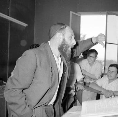 תנועת היד החדה, הזעקה החרישית של ריתחא דאורייתא, והעיניים היוקדות שמגלות את הסוד הגנוז בתורה המסורה