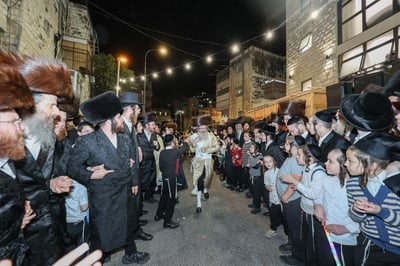 הכנסת ספר תורה אצל הגה"צ רבי נחמן בידרמן | צילום: א. אייזנבאך