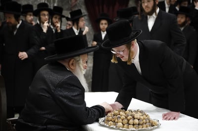 האדמו"ר מבאבוב שליט"א בחלוקת אגוזים לבחורים | צילום: אחים לאנטשעווסקי
