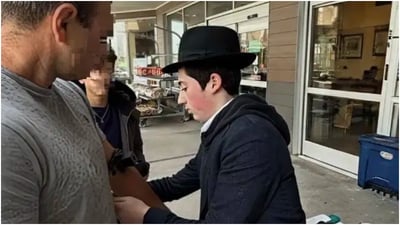 הת' מנחם מענדל וילנקין ז"ל בעת עיסוקו במבצע תפילין
