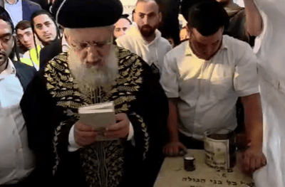 הראש"ל הגר"ד יוסף עלה לציון אביו מרן זצ"ל סמוך לחצות