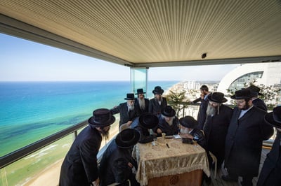האדמו"ר מצאנז שליט"א בביקור אצל הגאון רבי משה שטרנבוך שליט"א | צילום: א. אייזנבאך