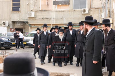 האדמו"ר מאמשינוב שליט"א בתפילה על ציון חותנו זצ"ל בבית העלמין בבני ברק