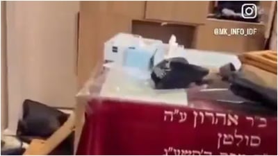 בהפגנה סוערת - בית כנסת בפריז הושחת קשות: ספרי תורה הושלכו לרצפה