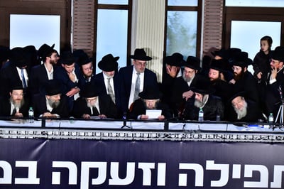 הצטופפות להיראות מאחורי הרבנים | אילוסטרציה