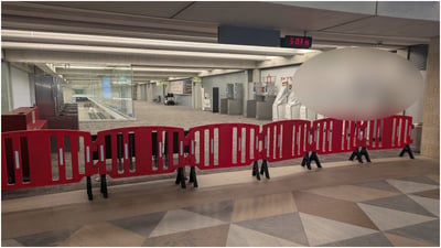 עשרות בחורי ישיבה חסידי חב״ד נעצרו יחד בנתב״ג; המשפחות ממתינות בטרמינל
