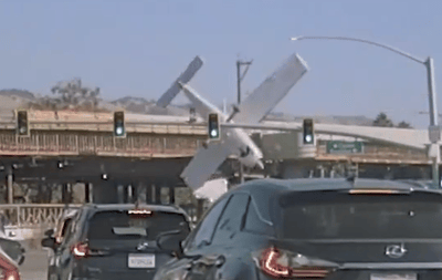 מצלמת רכב תיעדה: מטוס קל התרסק על כביש לאחר כשל במנוע