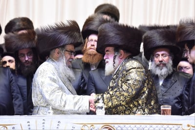 האדמו"ר מויז'ניץ שליט"א בריקוד עם האדמו"ר מסאטמר שליט"א