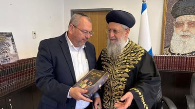 יהודה כהן במעונו של <a href="/articles/rabbi-david-yosef-voting-obligation-maran-ruling">הראשון לציון הגאון רבי דוד יוסף שליט"א</a>