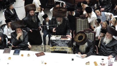 הגה"צ רבי חיים מאיר הגר במהלך דבריו