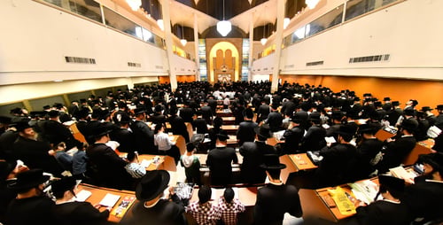 רגעים מרטיטים בנדבורנה | הרבי ירד לפני התיבה, ואחיו השתפך בקרן זווית 