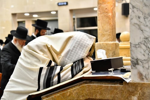 סליחות מרטיטות ב'שבט הלוי': הרבי געה בבכי, וסחף את כלל החסידים