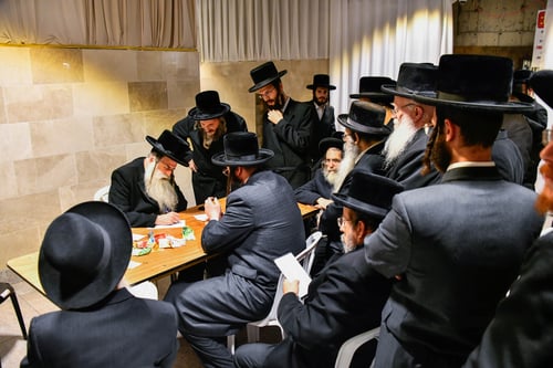 רגע מתוק | זקני חסידי ויז'ניץ זכו להתברך אצל האדמו"ר, שהעניק להם דבש לברכה