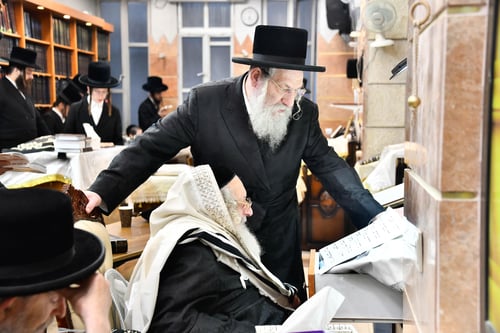 רחוב ראב"ד פינת רבי עקיבא: זקן האדמו"רים העיר את בני ברק 