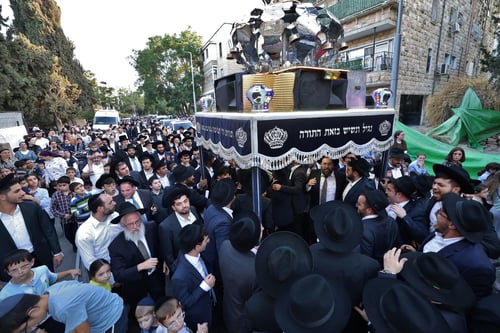 'בית וגן' חגגה: ספר תורה חדש הוכנס להיכל ישיבת 'אדרת התורה'