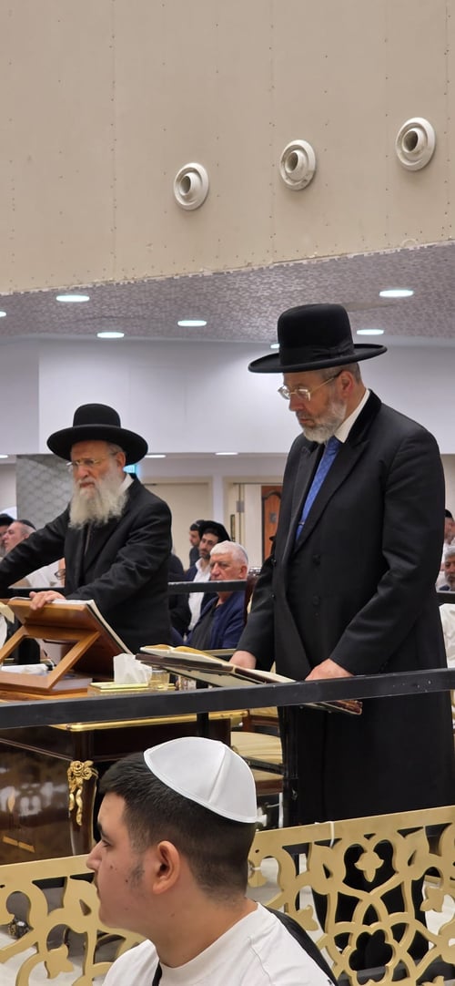 הגר"ד לאו הצטרף לתפילת ההמונים באמירת הסליחות בהיכל ישיבת 'אור החיים'