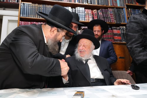 לקראת השנה החדשה: רבה של בני ברק מברך ומתברך בבתי גדולי ישראל | צפו 