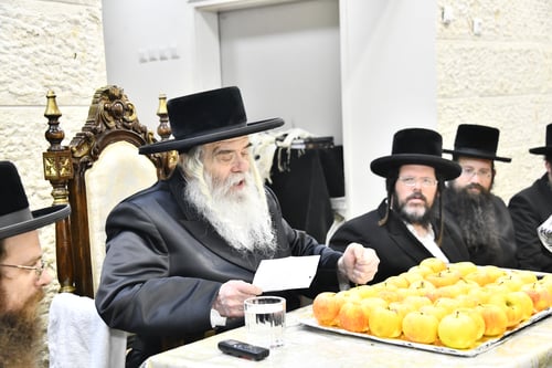 התעוררות באלעד: הרבי מקרעטשניף י-ם ביקר ב'מבצר התורה' וחילק תפוחים