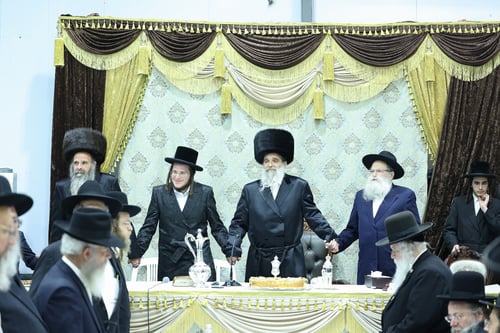 האדמו"ר מאשלג אירס את בתו: החסידים השתתפו בטיש האירוסין