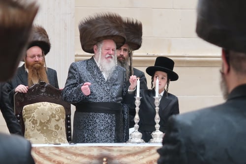 מהדלקת הנרות ועד לריקוד נלהב: כך חגגו בפרמישלאן שמחת בר המצווה לנכד הרבי