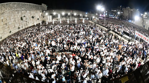 "אֲדוֹן הַסְּלִיחוֹת" | רבבות נהרו אל ה'כותל המערבי' בחצות ליל שישי האחרון 
