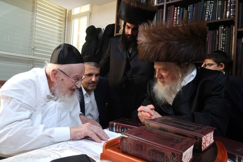 התושבים נהרו אחריו לכל מקום: הרבי המשפיע חיזק את תושבי בני ברק
