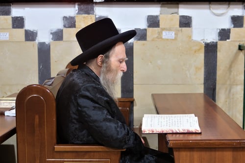 בימי הרחמים: האדמו"ר מערלוי בתפילה מרגשת בקבר התנא בטבריה